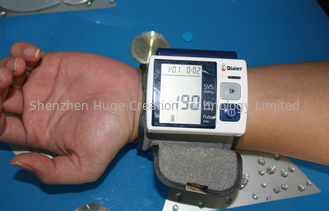Porcellana Monitor portatile di pressione sanguigna di Digital dell'ospedale per il polso fornitore