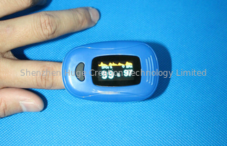 Porcellana Mini dimensione della punta delle dita dell'ossimetro tenuto in mano blu di impulso per uso domestico infantile fornitore