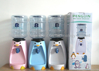 Porcellana 2,5 litri di mini dell'acqua del pinguino dell'erogatore miniatura dell'acqua erogatore della bevanda 8 vetri del fumetto che beve le tazze di Drinkware fornitore