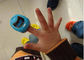 Esposizione di OLED ossimetro di impulso della punta delle dita blu/rosa/giallo per i bambini fornitore