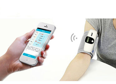 Porcellana Monitor ambulatorio di pressione sanguigna del braccio di Bluetooth di operazione dello Smart Phone di APP distributore